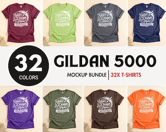 Könnte beinhalten: Ein Bündel von Gildan 5000 T-Shirts in 32 Farben, jeweils mit einem weißen Grafikdruck mit der Aufschrift Your Design Here und MOCKVERSE. Die T-Shirts sind in verschiedenen Unifarben wie Kastanienbraun, Limettengrün, Dunkelgrau, Marineblau, Lila, Oliv, Braun und Orange dargestellt.