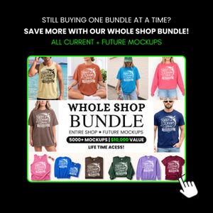 Pu&ograve; includere: Un annuncio digitale per un pacchetto completo di oltre 5000 mockup. L'immagine mostra vari capi di abbigliamento, tra cui t-shirt, canotte e felpe in diversi colori, tutti con la scritta Your Design Here Mockverse.