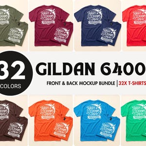 Könnte beinhalten: Ein Mockup-Paket mit 32 Gildan 64000 T-Shirts in verschiedenen Farben, mit Vorder- und Rückansicht. Jedes T-Shirt zeigt eine weiße Grafik mit dem Text Your Design Here MOCKVERSE. Die Kollektion umfasst olivfarbene, kastanienbraune, marineblaue, rote, braune, orangefarbene, blaue und grüne T-Shirts.