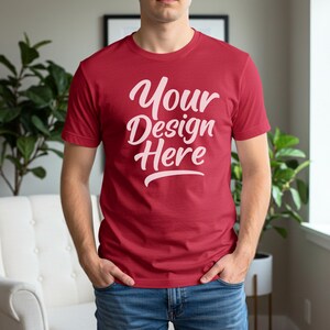 Pu&ograve; includere: Una t-shirt rossa a maniche corte con il testo bianco Your Design Here stampato in un carattere corsivo sul petto. Il capo presenta uno scollo rotondo e una vestibilit&agrave; standard, offrendo una superficie liscia per applicazioni grafiche.