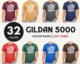 Könnte beinhalten: Ein Gildan 5000 T-Shirt-Mockup-Paket mit 32 Farben. Das Bild zeigt acht kurzärmelige T-Shirts mit Rundhalsausschnitt in Kastanienbraun, Beige, Anthrazit, Marineblau, Rot, Grün, Blau und Braun, jeweils mit dem weißen Text Your Design Here Mockverse.