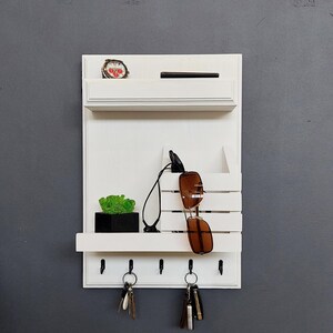 Keyholder, key rack, key organizer.