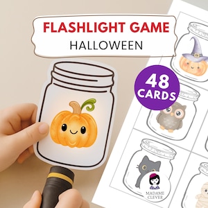 Puede incluir: Un juego de linterna con temática de Halloween con un diseño de tarro de calabaza. El juego incluye 48 cartas y presenta el texto "Flashlight Game Halloween". La imagen muestra a un niño sosteniendo una linterna.