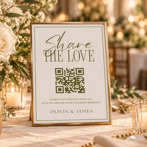 Op de afbeelding: Een goudkleurig ingelijst bord met een witte achtergrond en olijfgroene tekst met de tekst Share The Love, voorzien van een QR-code, de instructie Share your photos with us! Scan to upload your favorite moments en de namen Olivia & James.