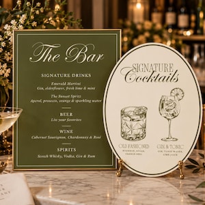 Puede incluir: Un letrero de menú de bar rectangular de color verde oliva con texto en blanco y un letrero ovalado a juego con dibujos lineales negros de un Old Fashioned y un Gin & Tonic. El letrero ovalado muestra el texto Signature Cocktails, Old Fashioned y Gin & Tonic.