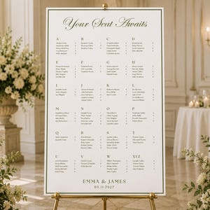 Peut inclure: Un panneau de plan de table de mariage blanc avec une bordure vert foncé, affichant le texte Your Seat Awaits, une liste de noms organisée par ordre alphabétique de A à Z, ainsi que les noms Emma & James et la date 03.11.2027 en bas.