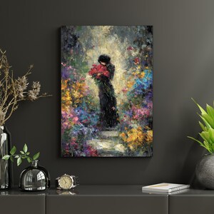 Puede incluir: Una impresión artística vertical representa una figura con un vestido negro sosteniendo un ramo de flores rojas en un jardín colorido. La pintura presenta una variedad de flores en tonos amarillos, azules, rosas y morados, con un estilo suave e impresionista.