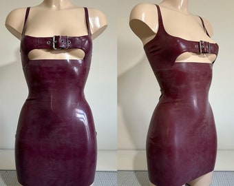 Könnte beinhalten: Ein burgunderfarbenes Latex-Minikleid mit einem Ausschnitt und einem silbernen Schnallenakzent.