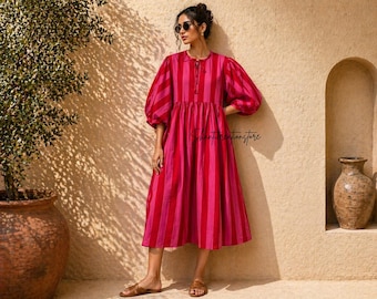 Vestido midi de algodón a rayas rosas y rojas, estilo bohemio, manga abullonada, silueta fluida e informal de verano.