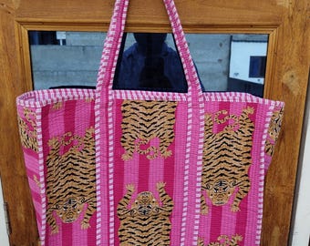Bolsa tote de algodão acolchoado com estampa de tigre rosa: bolsa de ombro estilo boho feita à mão