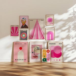 Puede incluir: Una colección de láminas enmarcadas de arte Bauhaus en varios tamaños y diseños. Las láminas presentan formas geométricas, rostros abstractos y el logotipo de Bauhaus. Los colores incluyen rosa, rojo, amarillo y negro. Algunas láminas incluyen el año 1919.