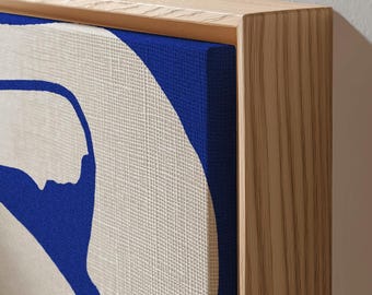 Maqueta de lienzo enmarcado en primer plano, lienzo enmarcado en la pared, maqueta de lienzo enmarcado vertical DIN A para decoración de pared, maqueta PSD de Photoshop
