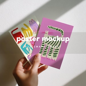 Maqueta de dos postales en papel A6 con una persona a mano para ilustración, póster múltiple realista, plantilla de primer plano de saludo PSD para Photoshop