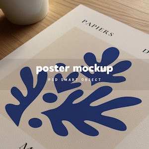 Mockup realistico di un poster su un tavolo di legno: carta con prospettiva ravvicinata, oggetto avanzato PSD per Photoshop e Photopea