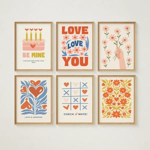 Puede incluir: Seis impresiones artísticas enmarcadas con temática romántica. Las impresiones presentan ilustraciones de un pastel, flores, corazones y las frases "Be Mine", "Love Love You", "Love is Growing" y "Check Mate!" en una fuente lúdica.