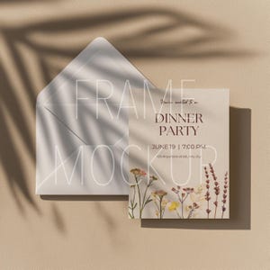 Envelope elegante e mockup de cartão em PSD com sombras suaves de palmeira em fundo bege – perfeito para convites, identidade visual ou cartões comemorativos