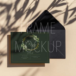 Mockup do Photoshop com cartão branco horizontal e envelope preto – sobreposição de sombra natural para uma marca elegante em papelaria
