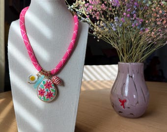 Collar con dije de paracord - ROSA