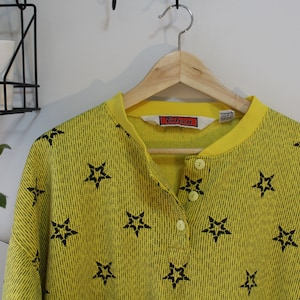 ヴィンテージの星条旗柄、明るい黄色のオーバーサイズ スウェットシャツ セーター、ポケット付き!