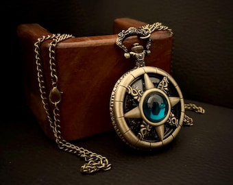 Collar con reloj de bolsillo steampunk con pieza central de cristal verde, joyería retro de cuarzo estilo brújula.