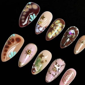 Uñas postizas reutilizables hechas a mano y personalizadas. Disponibles en varias formas y estilos. Fácil aplicación. Set de decoración de uñas listo para regalar.