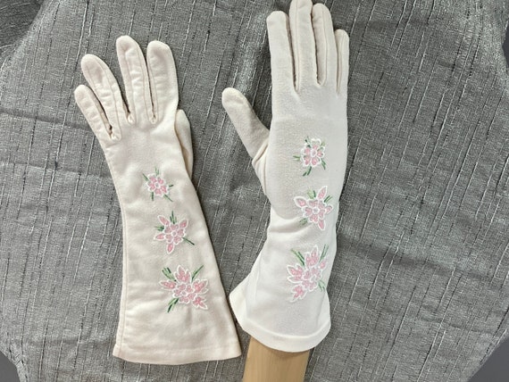 Vintage White Pink Embroidered Gloves,1950s Brace… - image 9