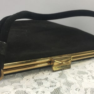 Cartera de asa superior de gamuza negra de los años 50, bolso de mano vintage clásico de Coblenz con marco de metal en tono dorado para el día y la noche, muy bien conservado