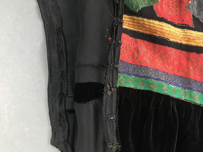 Old Hollywood ng Dress 1930s Black Silk Velvet Dress Vintage Bias Cut Size M Art Deco Motif Plunge Neck Sleeveless Evening Gown