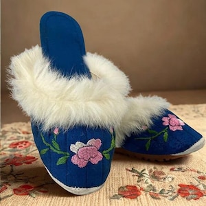 1940er Jahre Damenschuhe, Vintage Boudoir Schuhe, Rosa Blaue Seide bestickt, Pantoletten Stil, weißer Pelzbesatz, Größe 6, VFG