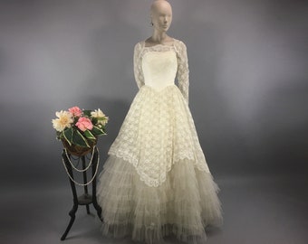 Vintage 1950s Square Neck Tulle  Wedding Dress Size XS, Vintage Lace Ruffles Details, Vintage Ball Gown Princess Full Skirt Wedding Gown