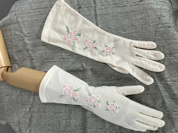 Vintage White Pink Embroidered Gloves,1950s Brace… - image 2