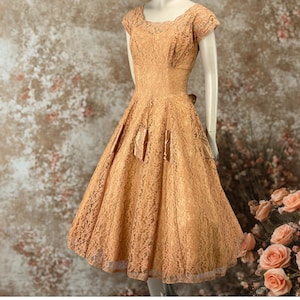 1950s Retro Peach Lace Cocktail Party Dress w/ Satin Godets Cupcake Tulle, Cap Sleeves, Back Bow XS Prom Wedding Reception Midi Skirt - VFG