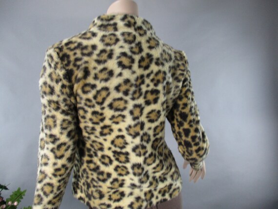 1960s 70s Faux Leopard Short Coat, Vintage Mod Zi… - image 9
