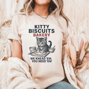 Funny Kitty Biscuits Bakery Shirt, We Knead Em You Knead Em Shirt, kattenliefhebber T-shirt, shirt schattige kat bakken, humoristische bakkerijkat