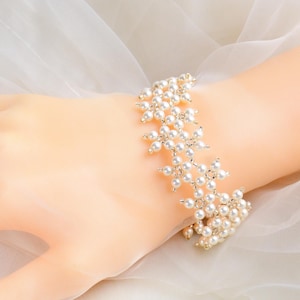 Crystal swarovski bracelet; glass bracelet; Light gray swarovski pearl bracelet, 7 in (18 cm) and 2 in (5 cm) adjustable chain -AA07