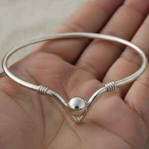 Manchette minimaliste en forme de V en argent sterling | Bracelet jonc fait main