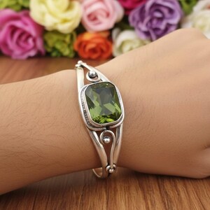 Vintage grön ädelstensarmband i silver | Justerbart statement-armband | Boho manschettsmycken | Present till henne
