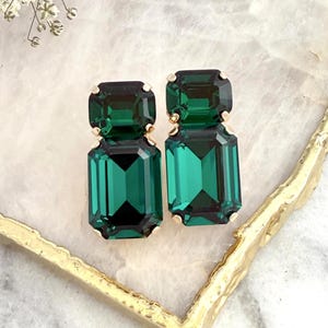 Smaragdgrüne Kristallohrstecker, Swarovski verschönerte smaragdgrün, Smaragdschliffohrringe, dunkelgrüne Brautohrringe, Geschenk für sie