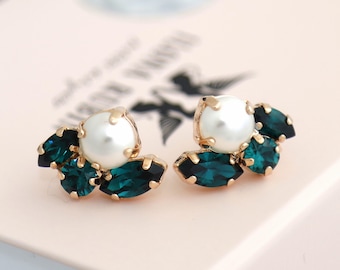 Emerald earrings,Emerald Bridal crystal earrings,Pearl cluster earrings, Emerald green earrings, Bridesmaid gift, Green Stud Earrings