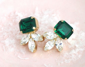 Puede incluir: Un par de pendientes cuadrados de color verde esmeralda con un racimo de piedras de cristal transparentes a cada lado.