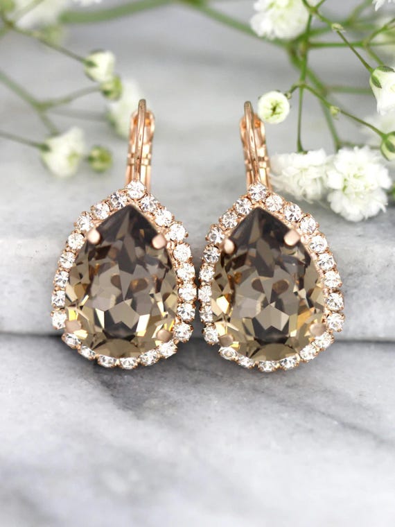 earrings for brown dress Wedding guest look in earthy tones I wore a one-shoulder ribbed brown dress with gold statement earrings and a classic black clutch. Effortless, elegant and perfect for a laid-back summer ceremony. #