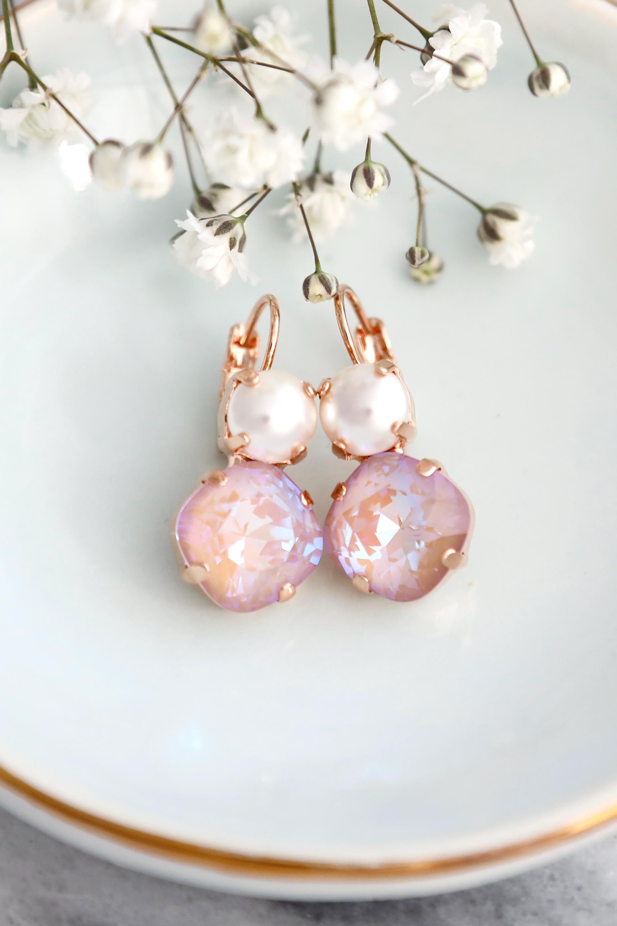 Boucles D'oreilles Pendantes Perles Rose Pâle Et Cristal Blanc - Neuf Sans Emballage