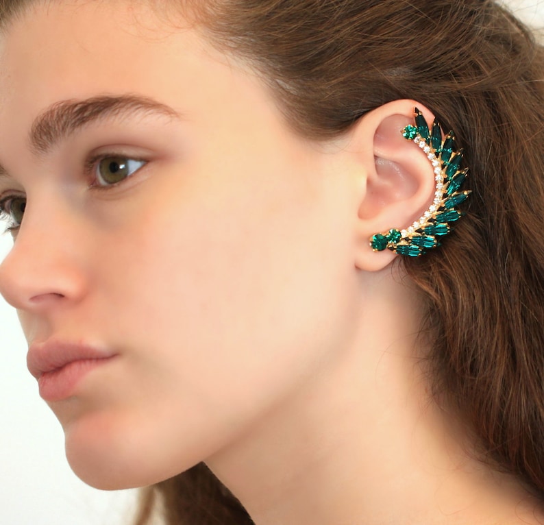 Green ears. Swarovski Cuff Earrings. Каффы с изумрудами. Серьги каффы с изумрудом. Зеленые сережки в ушах.