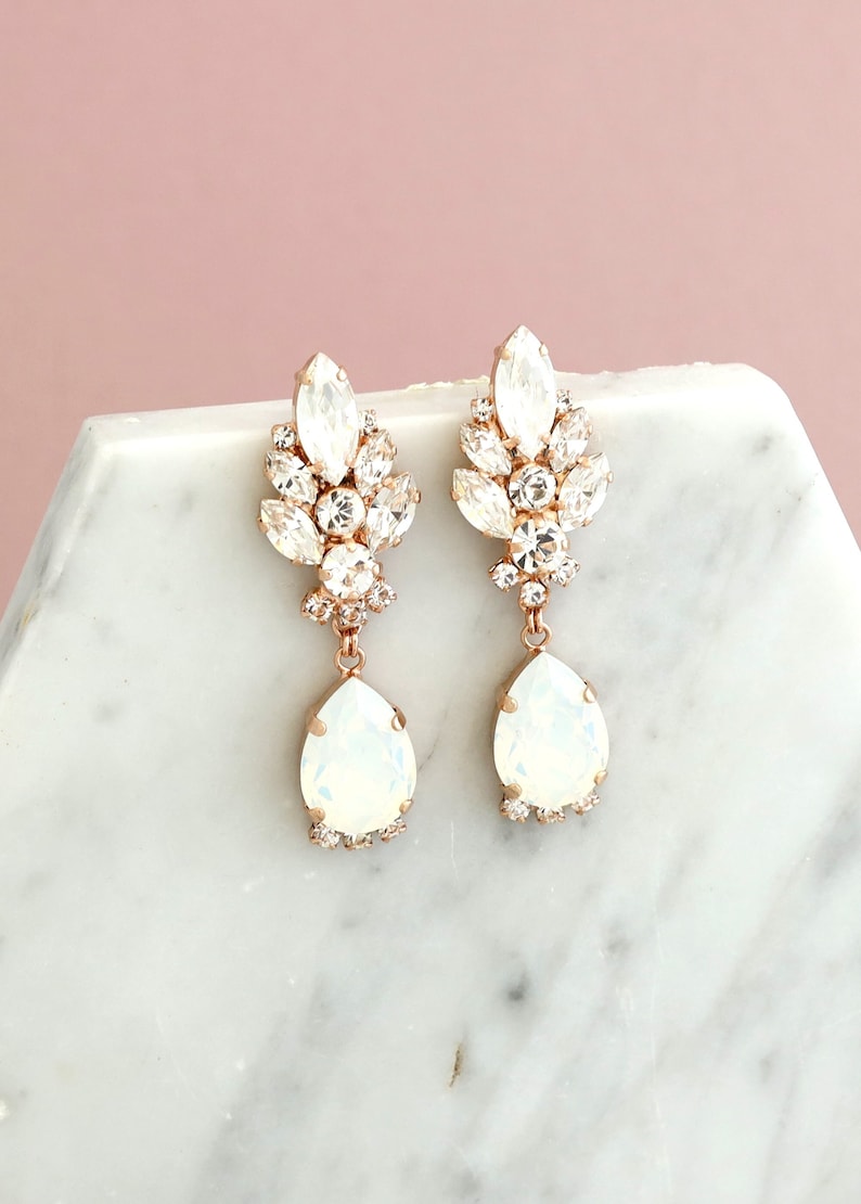 Boucles d'oreilles clip opale blanche, boucles d'oreilles clip LONGUES mariée opale, boucles d'oreilles cristal opale mariée, boucles d'oreilles clip, boucles d'oreilles lustre en or opale image 1