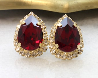 Rode robijnrode kristallen oorknopjes, verfraaid met Swarovski-kristallen, donkerrode kristallen oorbellen, cadeau voor haar, rode bruidsmeisjesoorbellen.