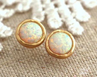 Pendientes de ópalo blanco, pendientes de ópalo, pendientes de ópalo blanco, pendientes de ópalo dorado, regalo para mujer, piedra de nacimiento de octubre, delicados pendientes de ópalo.