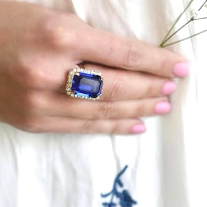 Saffierblauwe cocktailring, donkerblauwe kristallen ring, statement blauwe kristallen ring, verstelbare cocktailring, versierd met Swarovski.