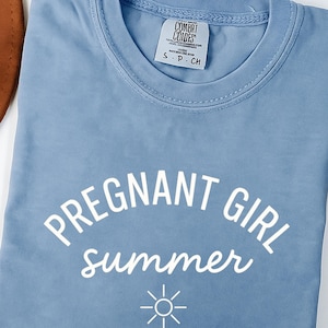 Koszulka letnia Comfort Colors® dla ciężarnej dziewczynki, koszulka z informacją o ciąży na plaży, koszulka z informacją o ciąży, prezent na baby shower, koszulka dla mamy