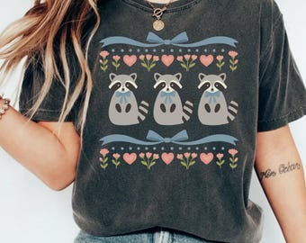 Camiseta de mapache con colores cómodos, estampado de mapache cottagecore, camiseta de mapache estilo vintage, camiseta con animales del bosque, mapache con lazo coqueto