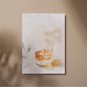 ボヘミアン風ウイスキーとボタニカルアクセントのウォールアート（印刷可能） – ソフトゴールドとセージの水彩画カクテルバーカートデコレーション（デジタルダウンロード）